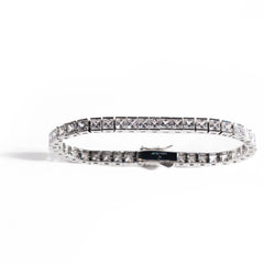 Tennis bracelet with clear gemstones