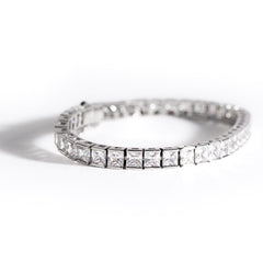 Tennis bracelet with clear gemstones